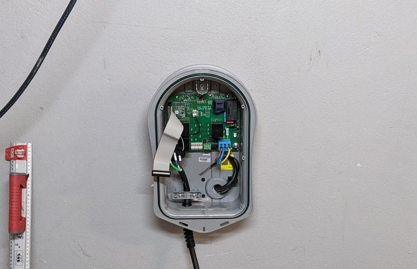Borne zappi en cours de câblage